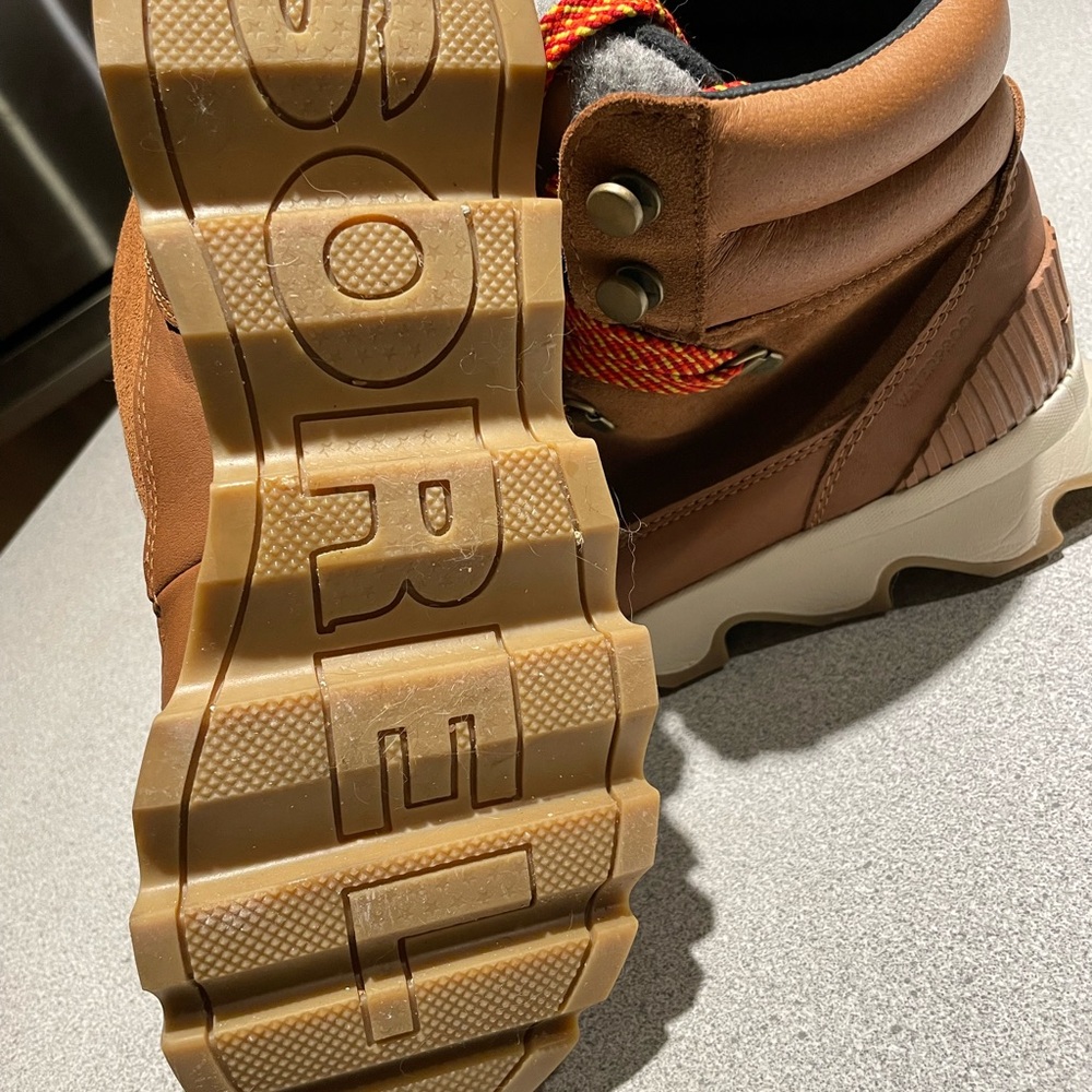Sorel Kinetic Hiking Boots, Cestnut with red laces, size 9 - Picture 6 of 6